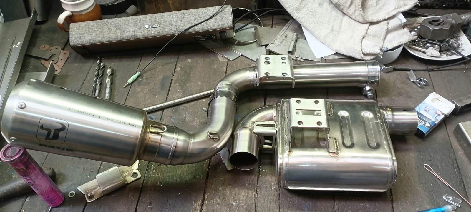 Výfukový systém motocyklu s tlumičem vyrobený na zakázku