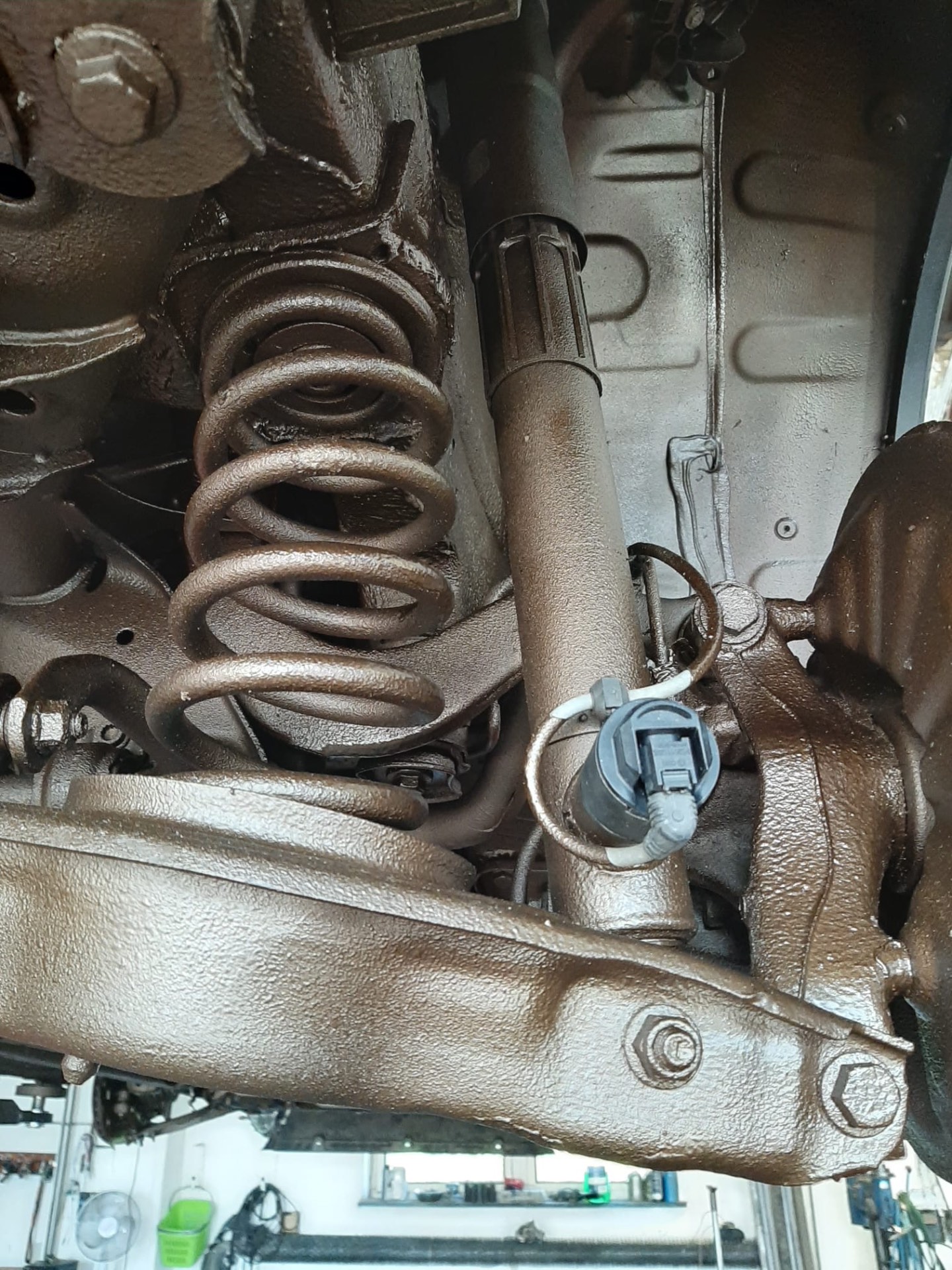 Detail pružiny a ramene po nástřiku ochranou proti korozi
